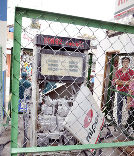 Nổ lớn cây xăng, hàng chục nhân viên tháo chạy